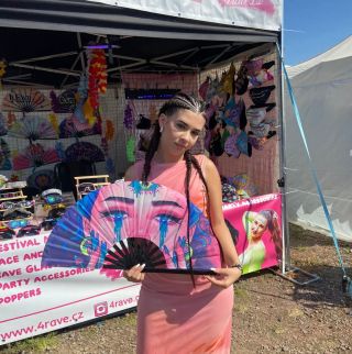@rockforpeople day 2/5 😍 Přijď si k nám vykouzlit ten nejlepší festivalový look 🩷 #rockforpeople #festival #braids...